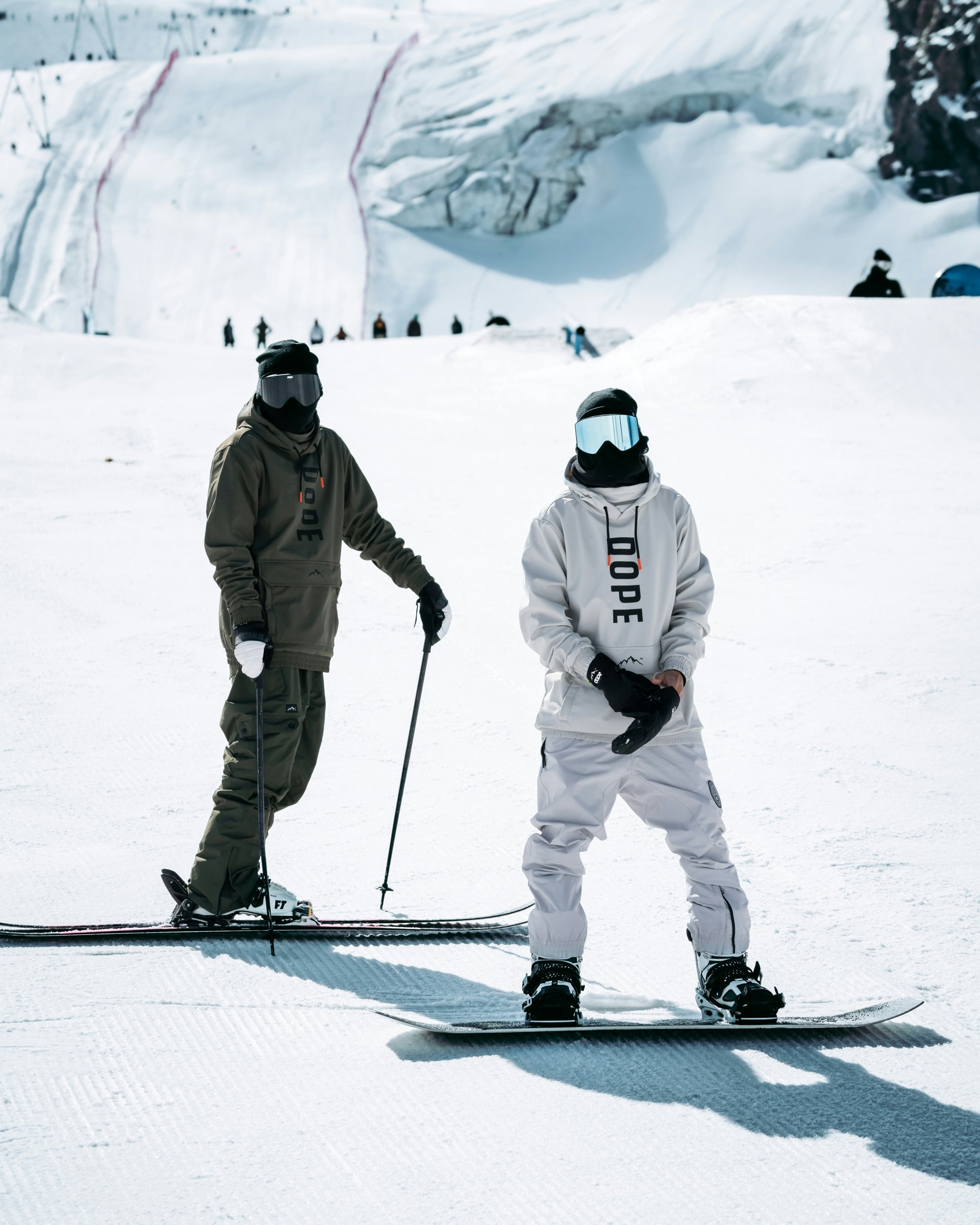 Difference between snowboard clothing and ski clothing styles