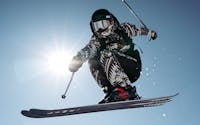 einfache-air-tricks-auf-skiern