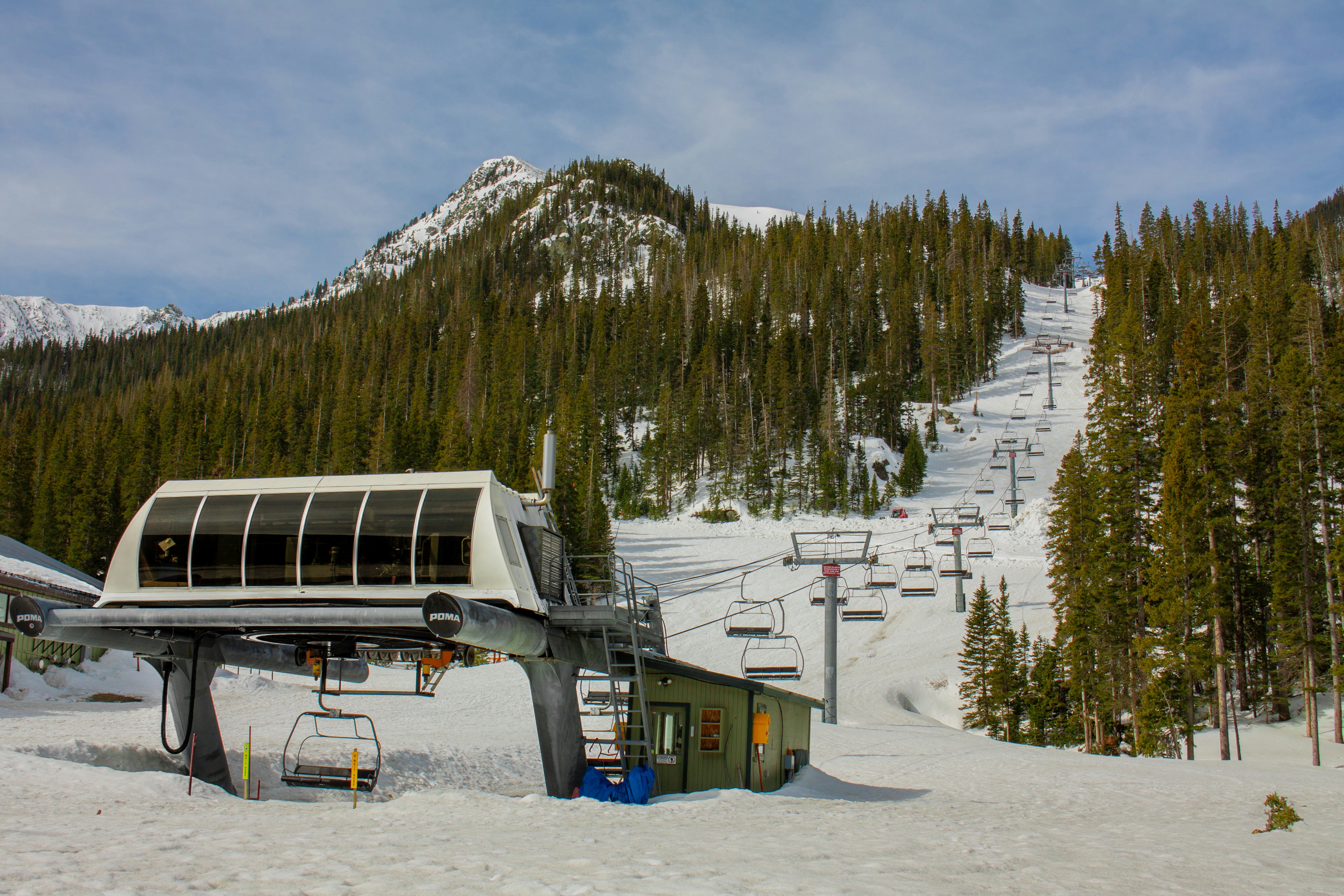 empty-chairlift-in-taos-ski-valley-in-taos-new-mexico-on-a-sunn